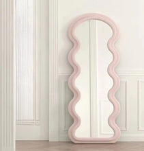 Load image into Gallery viewer, Wavy velvet mirror (pink)
